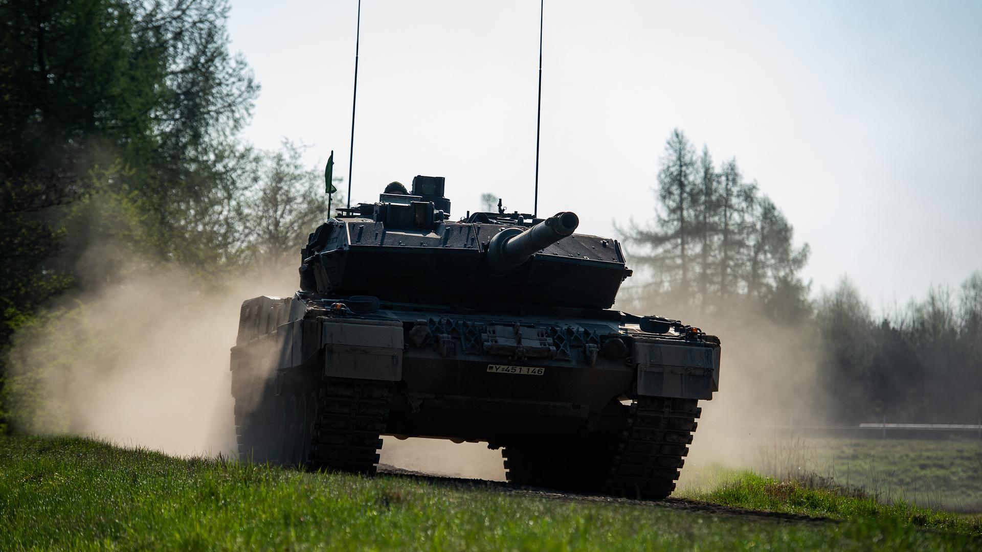 19.04.2018, Niedersachsen, Munster: Ein Kampfpanzer vom Typ Leopard 2 A7 fährt auf dem Truppenübungsplatz Munster. 19.04.2018, Niedersachsen, Munster: Ein Kampfpanzer vom Typ Leopard 2 A7 fährt auf dem Truppenübungsplatz Munster.