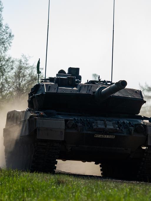 19.04.2018, Niedersachsen, Munster: Ein Kampfpanzer vom Typ Leopard 2 A7 fährt auf dem Truppenübungsplatz Munster. 19.04.2018, Niedersachsen, Munster: Ein Kampfpanzer vom Typ Leopard 2 A7 fährt auf dem Truppenübungsplatz Munster.