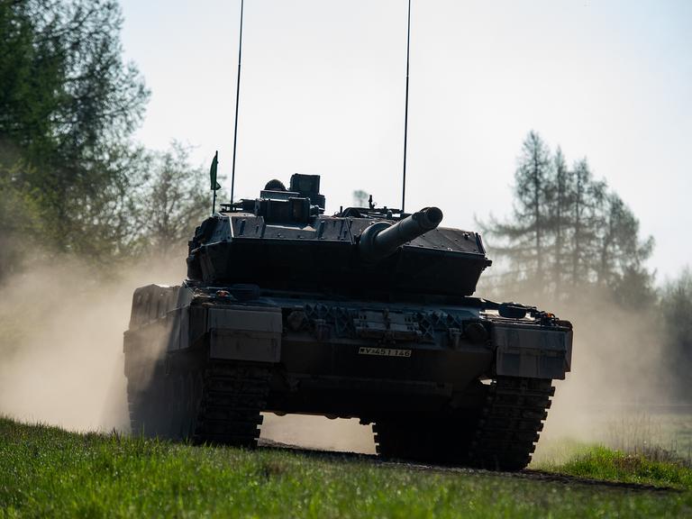 19.04.2018, Niedersachsen, Munster: Ein Kampfpanzer vom Typ Leopard 2 A7 fährt auf dem Truppenübungsplatz Munster. 19.04.2018, Niedersachsen, Munster: Ein Kampfpanzer vom Typ Leopard 2 A7 fährt auf dem Truppenübungsplatz Munster.