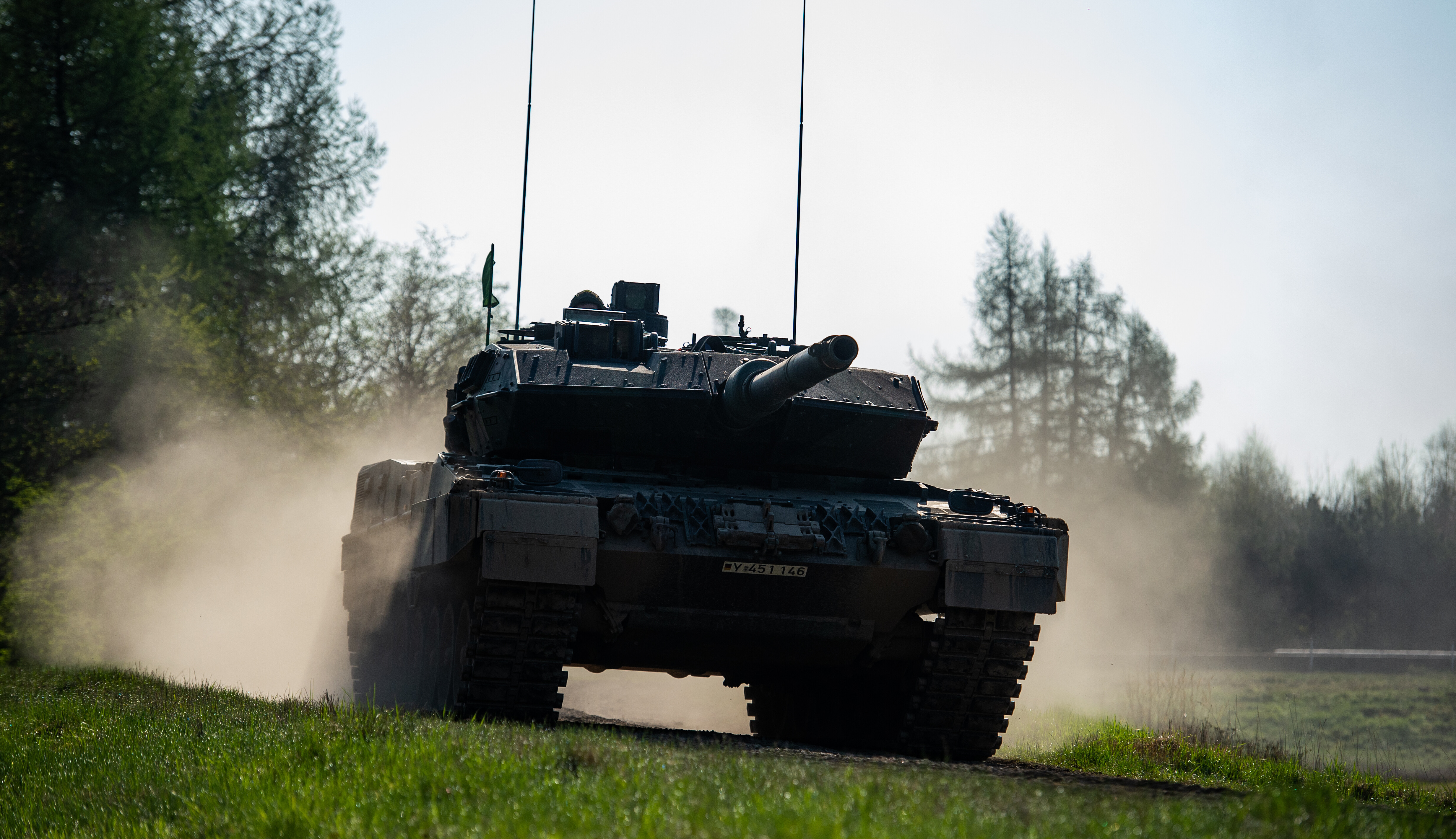19.04.2018, Niedersachsen, Munster: Ein Kampfpanzer vom Typ Leopard 2 A7 fährt auf dem Truppenübungsplatz Munster. 19.04.2018, Niedersachsen, Munster: Ein Kampfpanzer vom Typ Leopard 2 A7 fährt auf dem Truppenübungsplatz Munster.