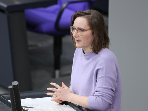 Lisa Badum, Obfrau der Grünen im Klima- und Energieausschuss, spricht im Bundestag.