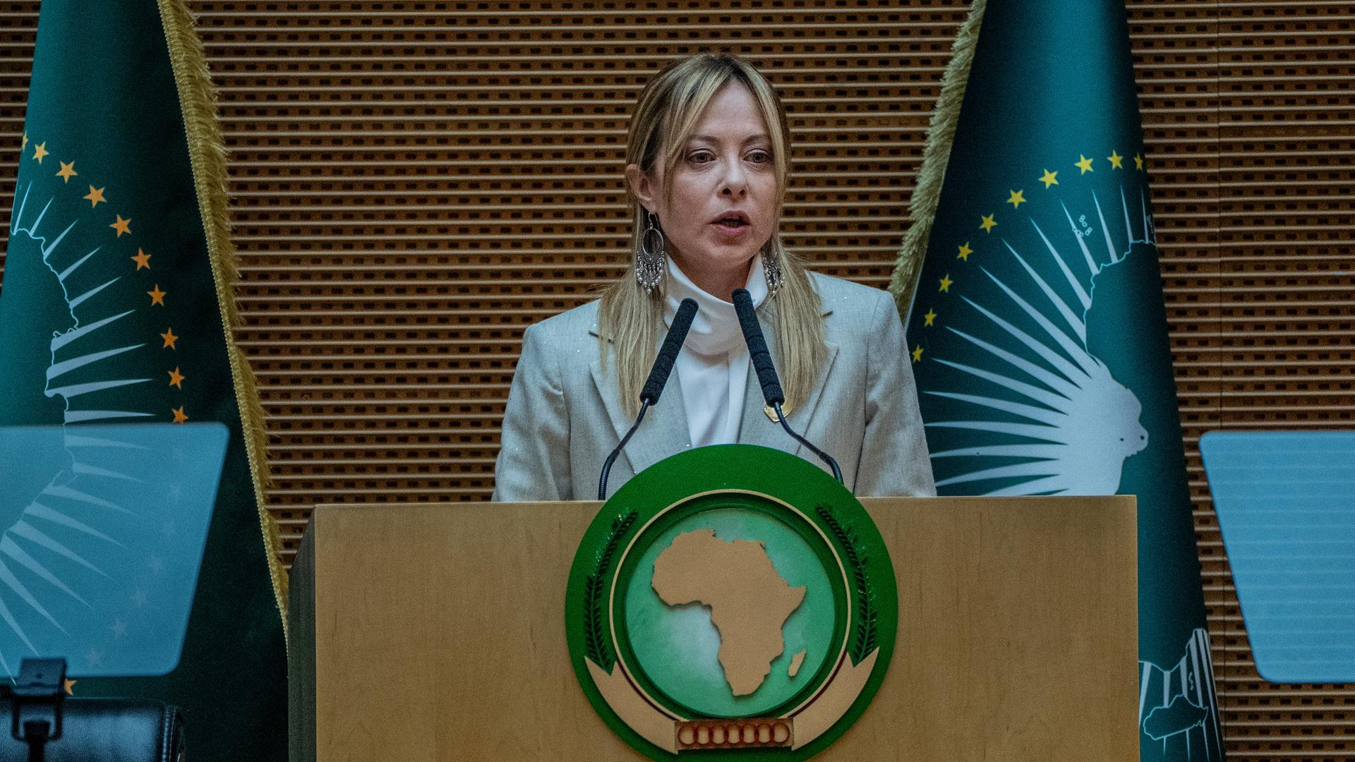 Italiens Ministerpräsidentin Giorgia Meloni spricht vor Teilnehmern des Italien-Afrika-Gipfels in Äthiopiens Hauptstadt Addis Abeba.
