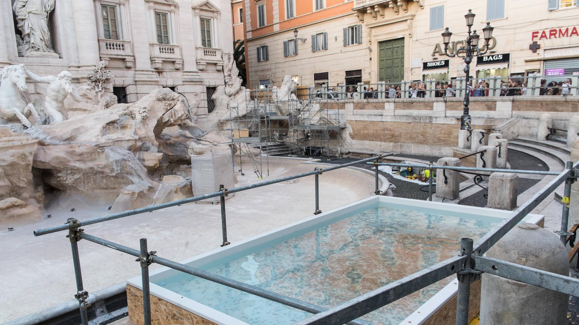 Der Trevi-Brunnen in Rom mit neu installiertem Münzwurf-Becken.