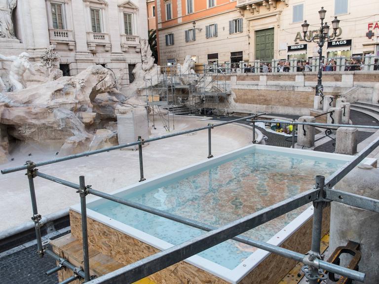 Der Trevi-Brunnen in Rom mit neu installiertem Münzwurf-Becken.