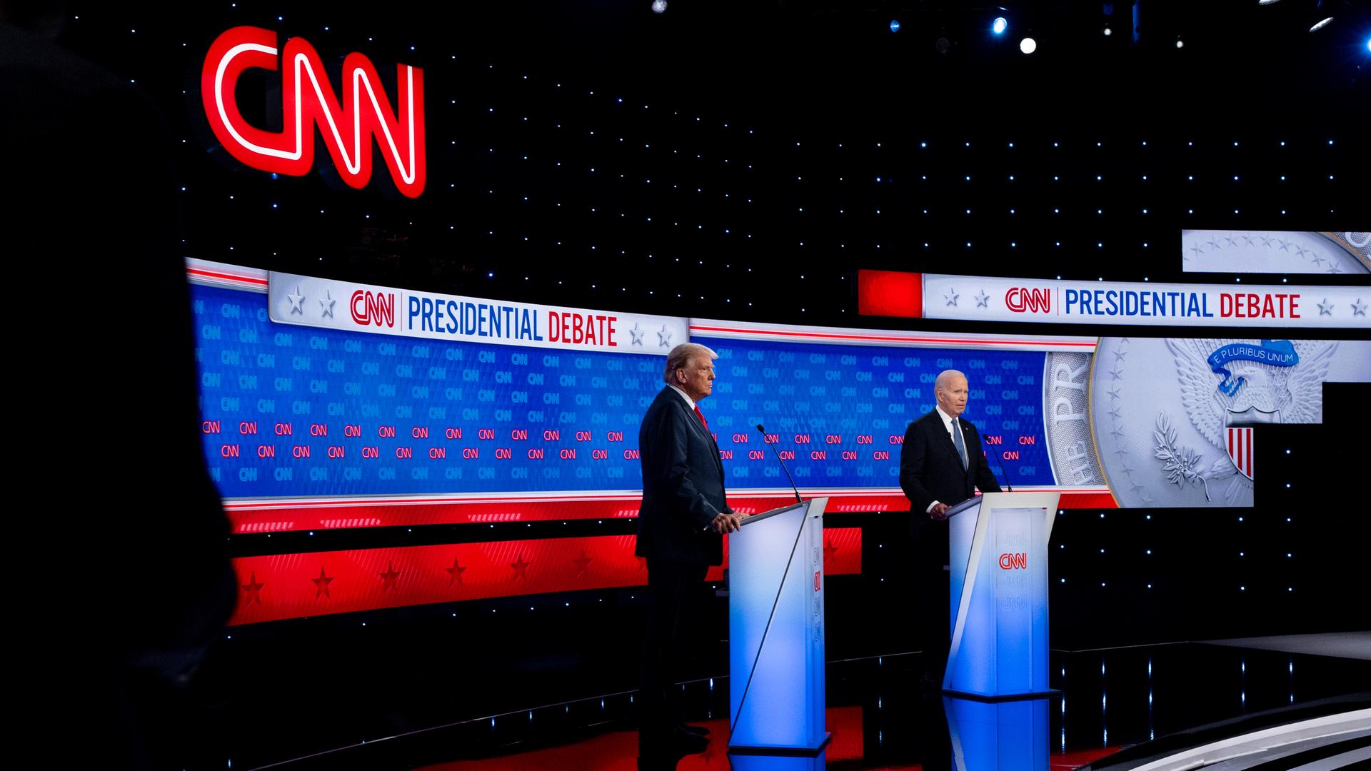 Der amtierende US-Präsident Joe Biden (l.) und sein Vorgänger Donald Trump bei der ersten TV-Debatte im Präsidentschaftswahlkampf 2024 im CNN Studio.