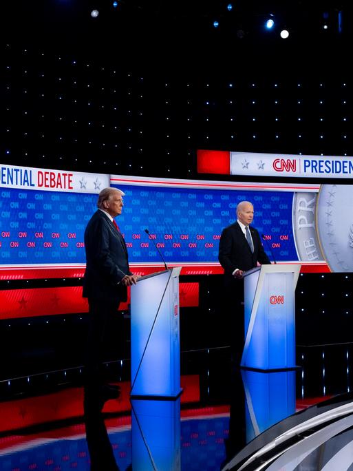 Der amtierende US-Präsident Joe Biden (l.) und sein Vorgänger Donald Trump bei der ersten TV-Debatte im Präsidentschaftswahlkampf 2024 im CNN Studio.