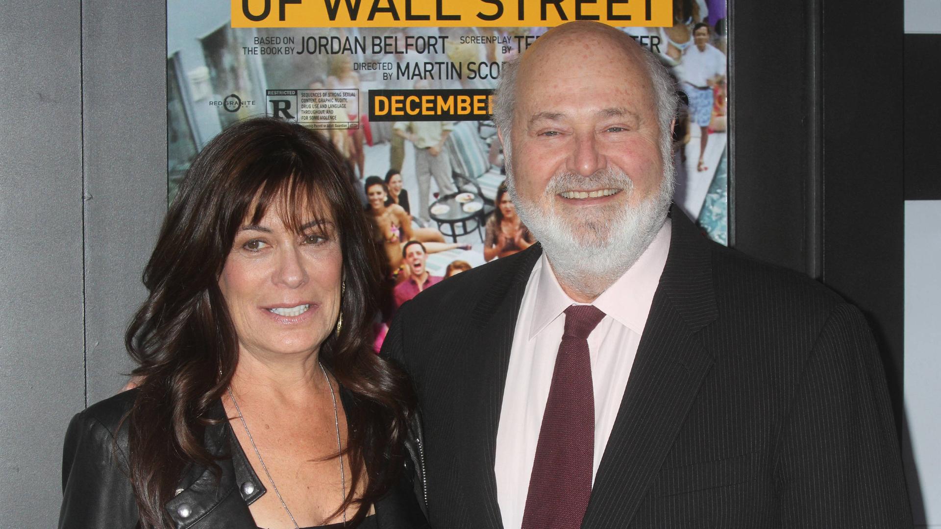 Rob Reiner und seine Frau Michele Singer lächeln in die Kamera. Rob Reiner und seine Frau Michele Singer lächeln in die Kamera.