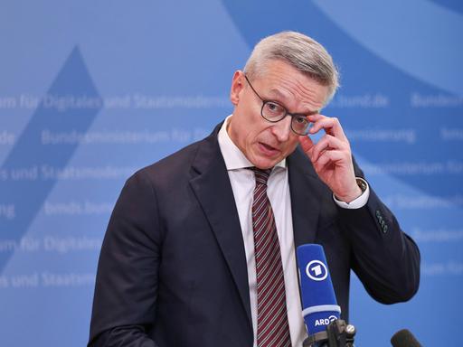 Bundesminister für Digitales und Staatsmodernisierung Karsten Wildberger (CDU) greift sich bei einer Pressekonferenz an die Brille. Bundesminister für Digitales und Staatsmodernisierung Karsten Wildberger (CDU) greift sich bei einer Pressekonferenz an die Brille.