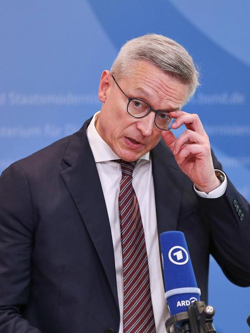 Bundesminister für Digitales und Staatsmodernisierung Karsten Wildberger (CDU) greift sich bei einer Pressekonferenz an die Brille. Bundesminister für Digitales und Staatsmodernisierung Karsten Wildberger (CDU) greift sich bei einer Pressekonferenz an die Brille.