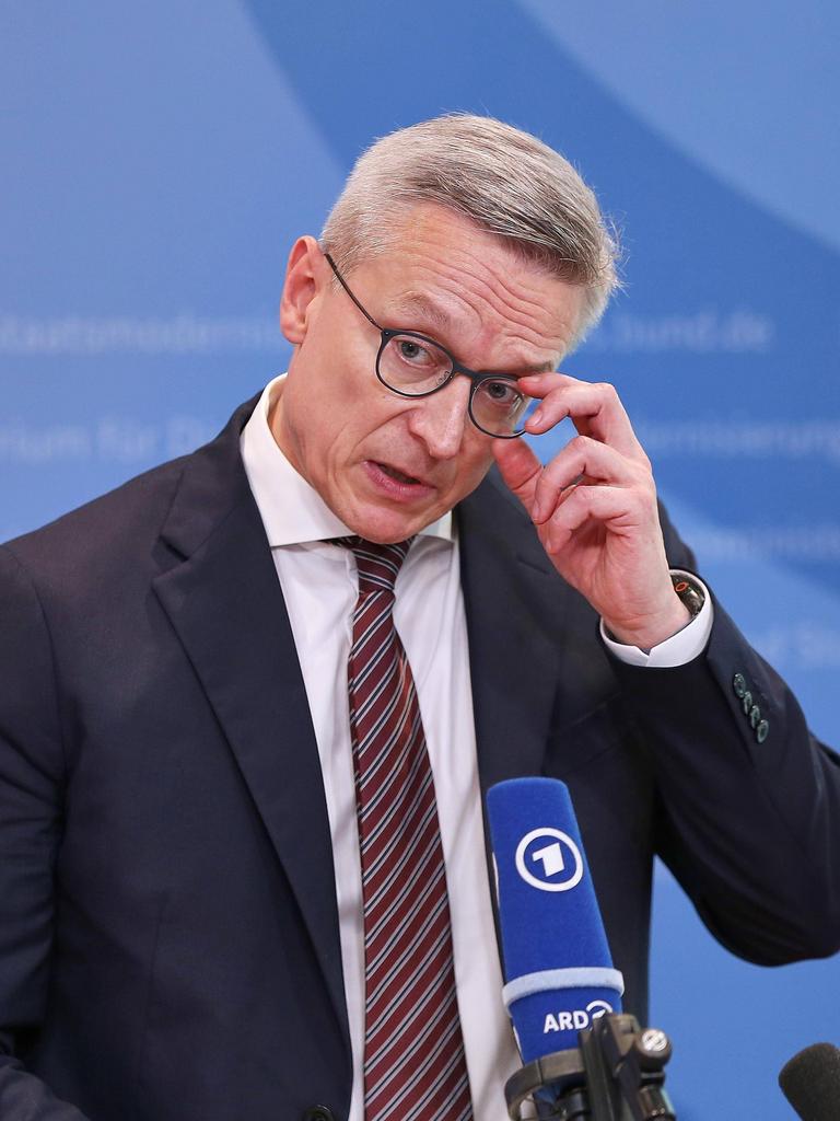Bundesminister für Digitales und Staatsmodernisierung Karsten Wildberger (CDU) greift sich bei einer Pressekonferenz an die Brille. Bundesminister für Digitales und Staatsmodernisierung Karsten Wildberger (CDU) greift sich bei einer Pressekonferenz an die Brille.