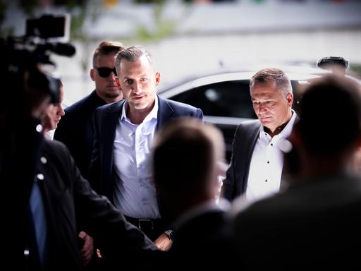 Ulrich Siegmund, AfD-Spitzenkandidat in Sachsen-Anhalt, auf dem Weg zur Bundespressekonferenz nach dem Wahlsieg der Partei. Ulrich Siegmund, AfD-Spitzenkandidat in Sachsen-Anhalt, auf dem Weg zur Bundespressekonferenz nach dem Wahlsieg der Partei.
