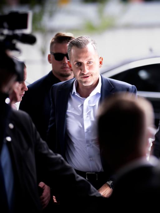 Ulrich Siegmund, AfD-Spitzenkandidat in Sachsen-Anhalt, auf dem Weg zur Bundespressekonferenz nach dem Wahlsieg der Partei. Ulrich Siegmund, AfD-Spitzenkandidat in Sachsen-Anhalt, auf dem Weg zur Bundespressekonferenz nach dem Wahlsieg der Partei.