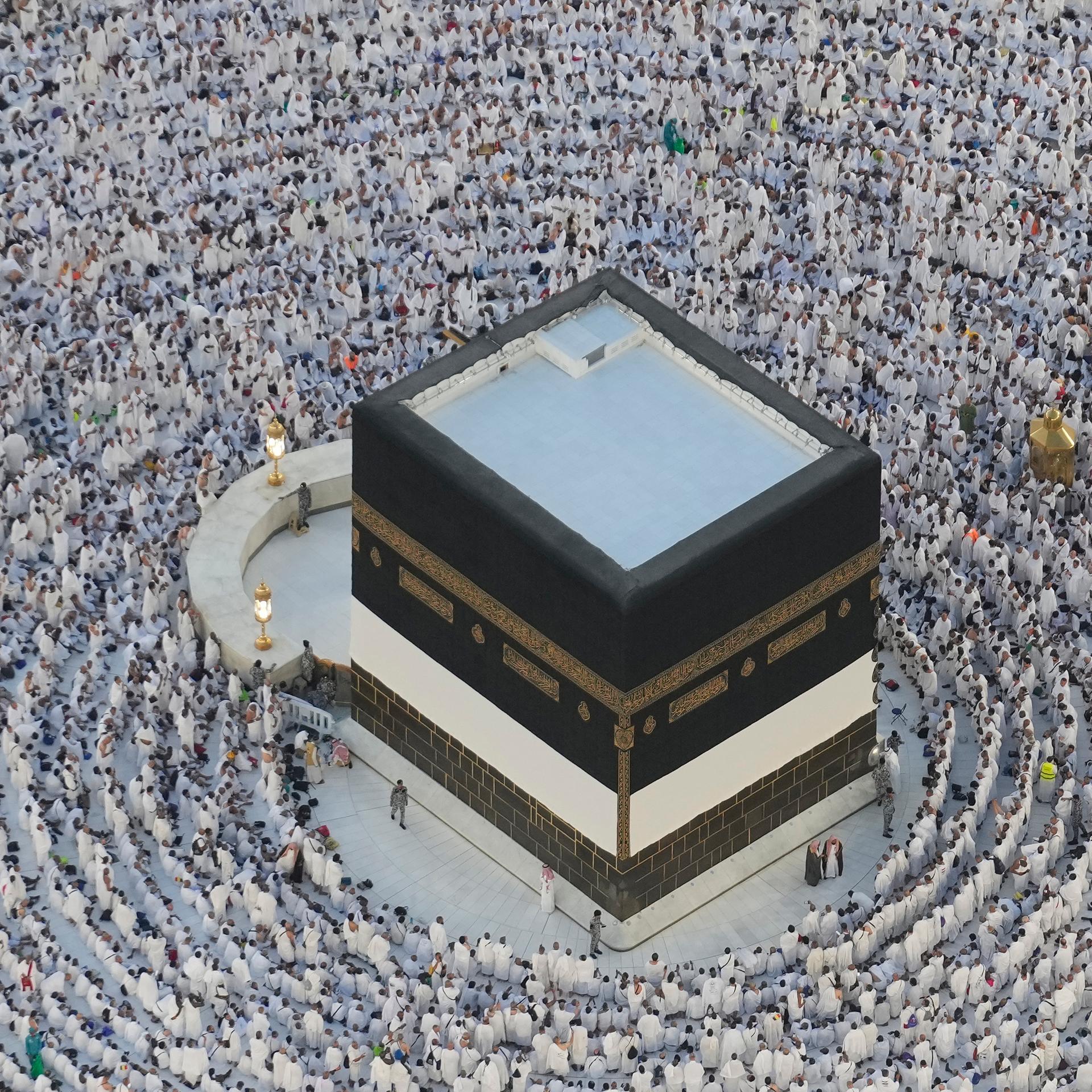 Muslimische Pilger umrunden die Kaaba. Die Kaaba ist ein vier-eckiges Gebäude im Innen-Hof von der Moschee in Mekka. 