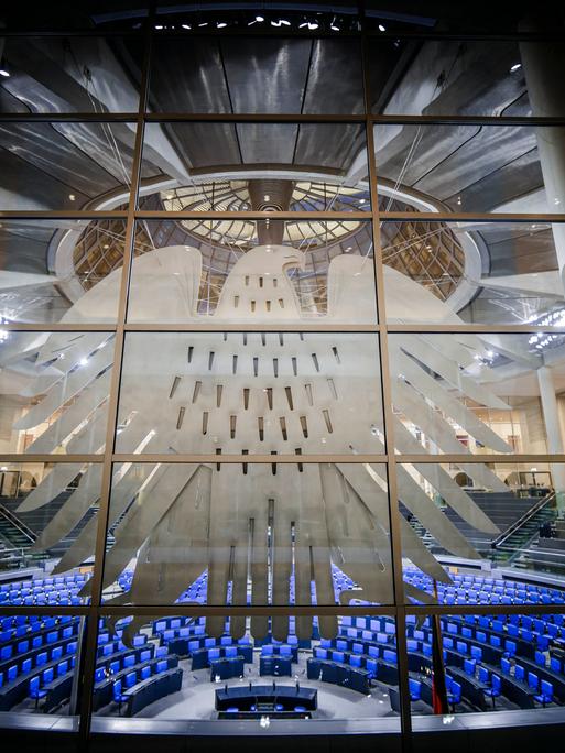 Blick in das leere Plenum des Deutschen Bundestages mit dem Bundesadler.