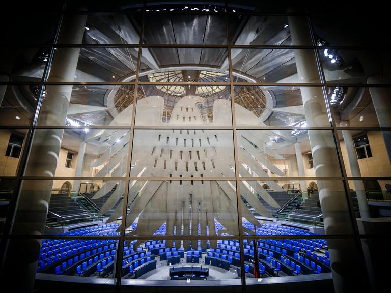 Blick in das leere Plenum des Deutschen Bundestages mit dem Bundesadler.