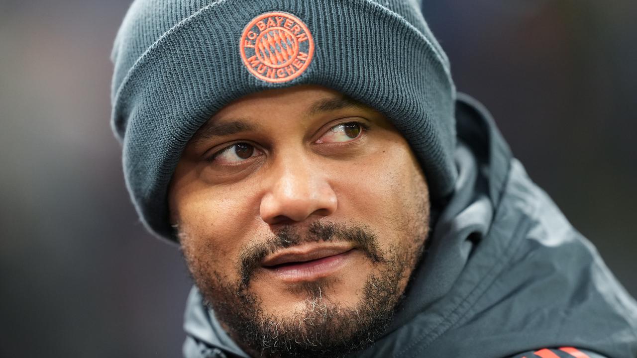 Das Foto von Januar 2026 zeigt Trainer Vincent Kompany (Bayern München) mit Mütze.