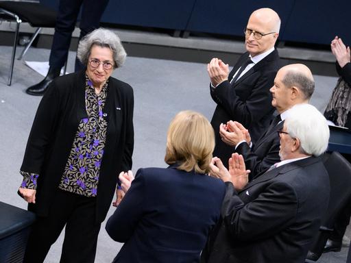 Rozette Kats, Zeitzeugin des Holocaust, geht nach ihrer Rede bei der Gedenkstunde für die Opfer des Nationalsozialismus im Deutschen Bundestag an Peter Tschentscher (h-v, SPD), Erster Bürgermeister von Hamburg und amtierender Bundesratspräsident, Bundeskanzler Olaf Scholz (SPD), Klaus Schirdewahn, Vertreter der queeren Community, und Bundestagspräsidentin Bärbel Bas (SPD) vorbei.