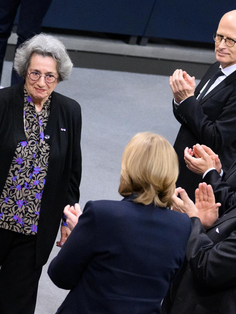 Rozette Kats, Zeitzeugin des Holocaust, geht nach ihrer Rede bei der Gedenkstunde für die Opfer des Nationalsozialismus im Deutschen Bundestag an Peter Tschentscher (h-v, SPD), Erster Bürgermeister von Hamburg und amtierender Bundesratspräsident, Bundeskanzler Olaf Scholz (SPD), Klaus Schirdewahn, Vertreter der queeren Community, und Bundestagspräsidentin Bärbel Bas (SPD) vorbei.