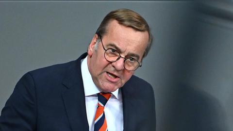 Boris Pistorius spricht in der Generaldebatte im Bundestag zum Haushalt. 