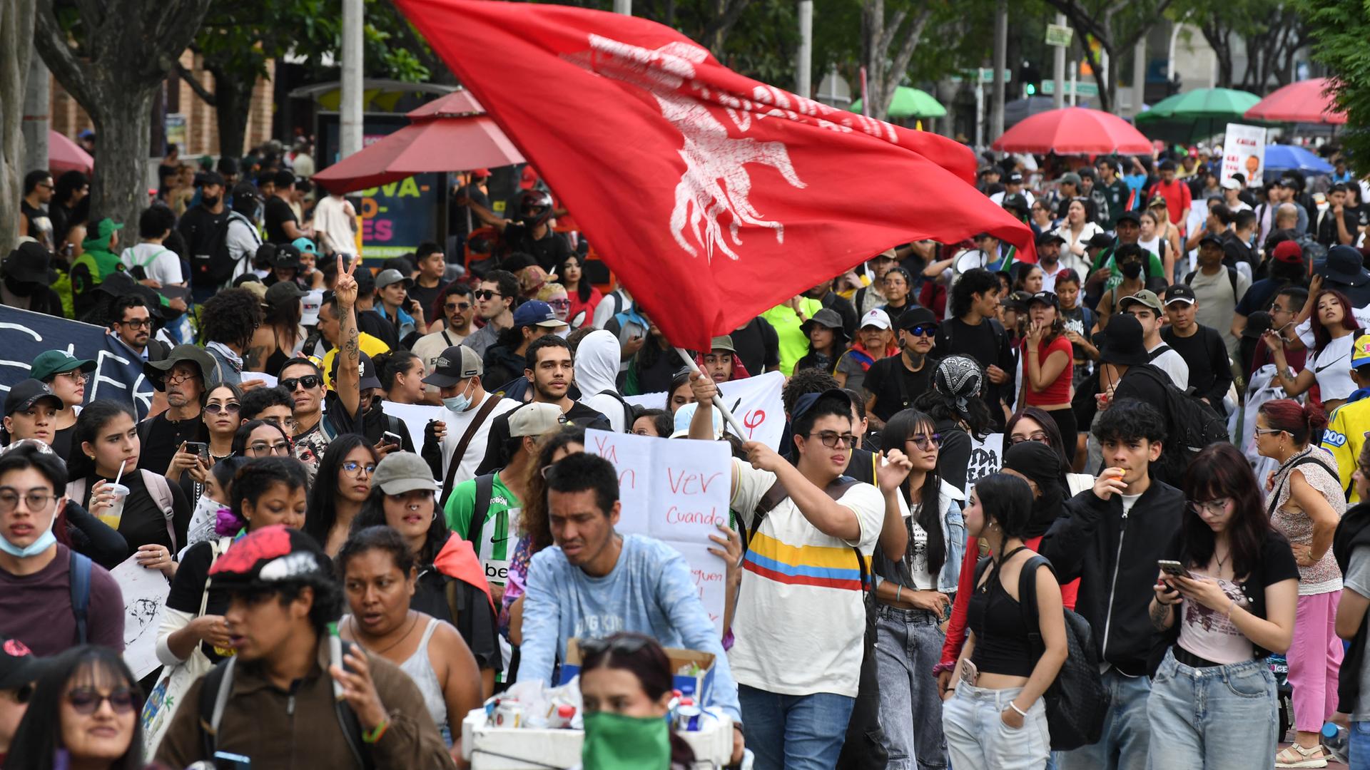 Viele Menschen demonstrieren in Medellin mit Fahnen und Plakaten auf der Straße. Viele Menschen demonstrieren in Medellin mit Fahnen und Plakaten auf der Straße.