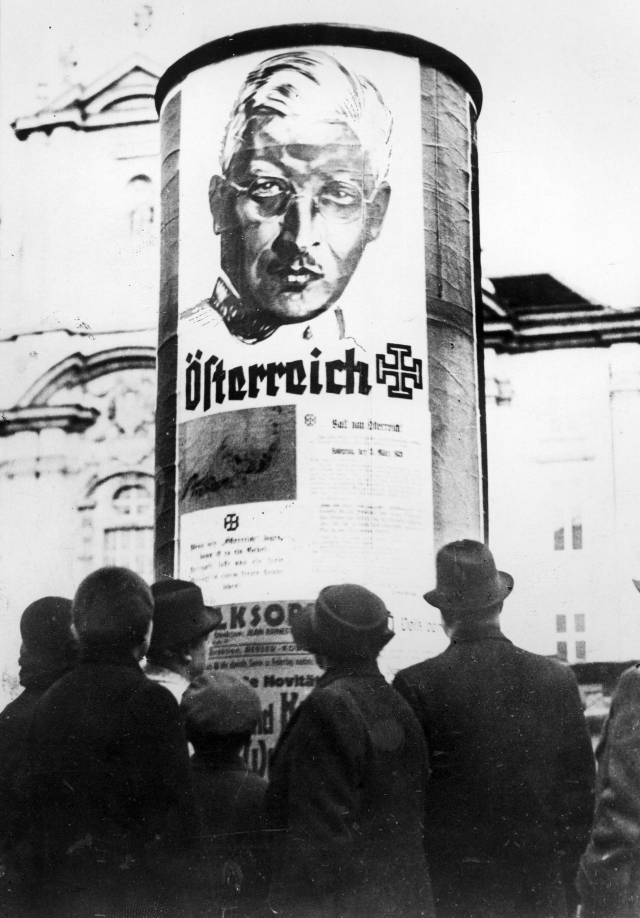 Plakat mi dem Aufruf des Bundeskanzlers Kurt Schuschnigg zur Selbständigkeit Österreichs am 9. Maerz 1938 an einer Litfasssäule.