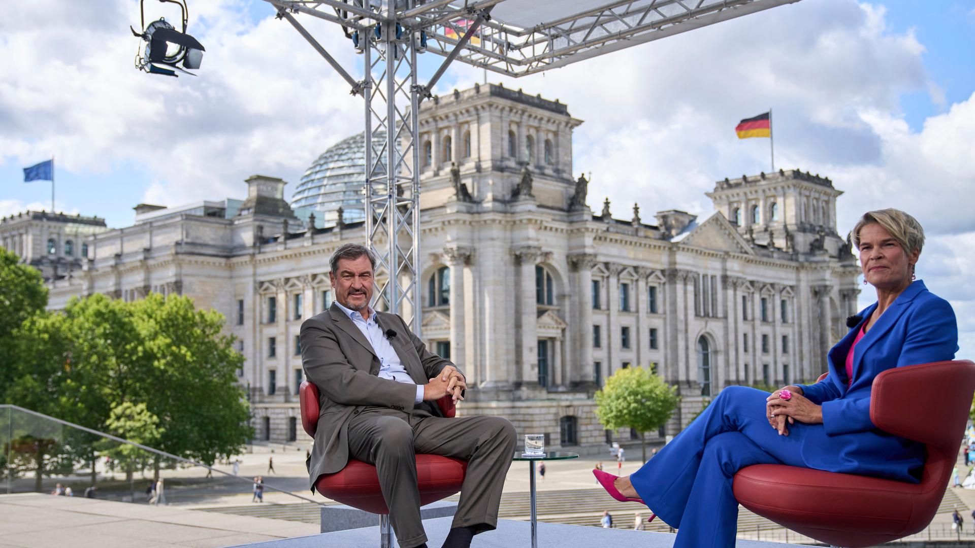 Bayerns Ministerpräsident Söder vor dem ARD-"Sommerinterview" auf der Freitreppe des Marie-Elisabeth-Lüders-Hauses im Berliner Regierungsviertel Bayerns Ministerpräsident Söder vor dem ARD-"Sommerinterview" auf der Freitreppe des Marie-Elisabeth-Lüders-Hauses im Berliner Regierungsviertel