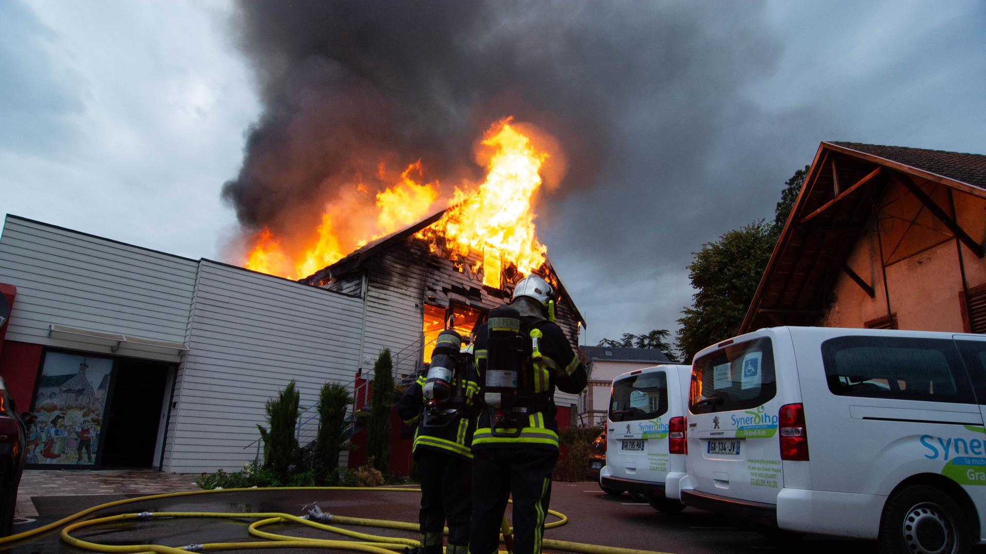 Feuerwehrleute löschen den Brand in einer Ferienunterkunft. Feuerwehrleute löschen den Brand in einer Ferienunterkunft.