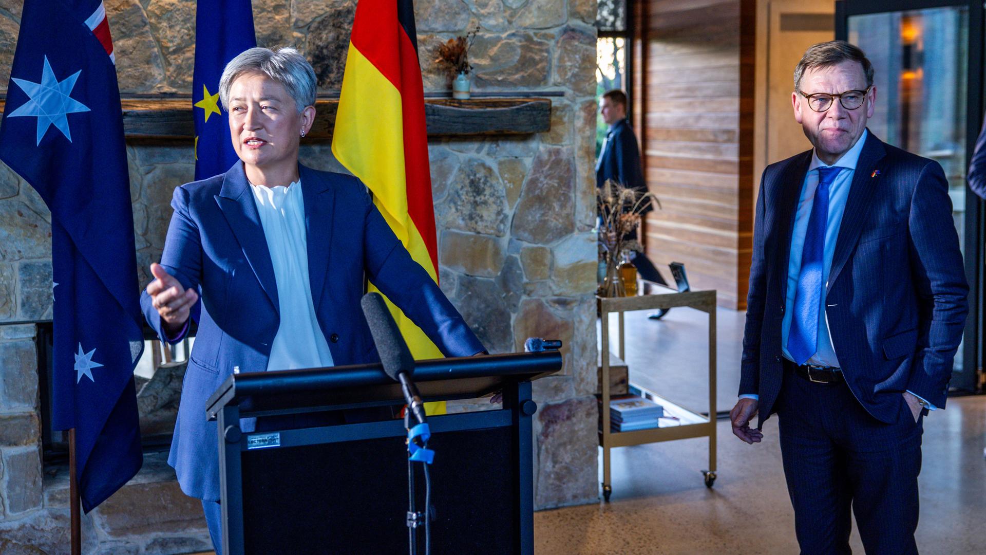 Canberra: Johann Wadephul (CDU), Außenminister, steht neben seiner australischen Amtskollegin Penny Wong, die gerade eine Rede hält.