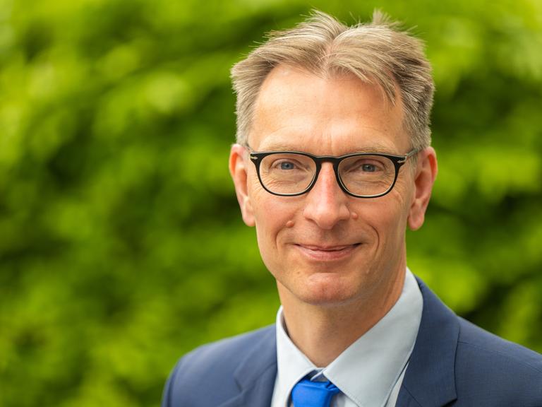 Daniel Fuhrhop trägt eine Brille und lächelt in Richtung des Betrachters. Daniel Fuhrhop trägt eine Brille und lächelt in Richtung des Betrachters.