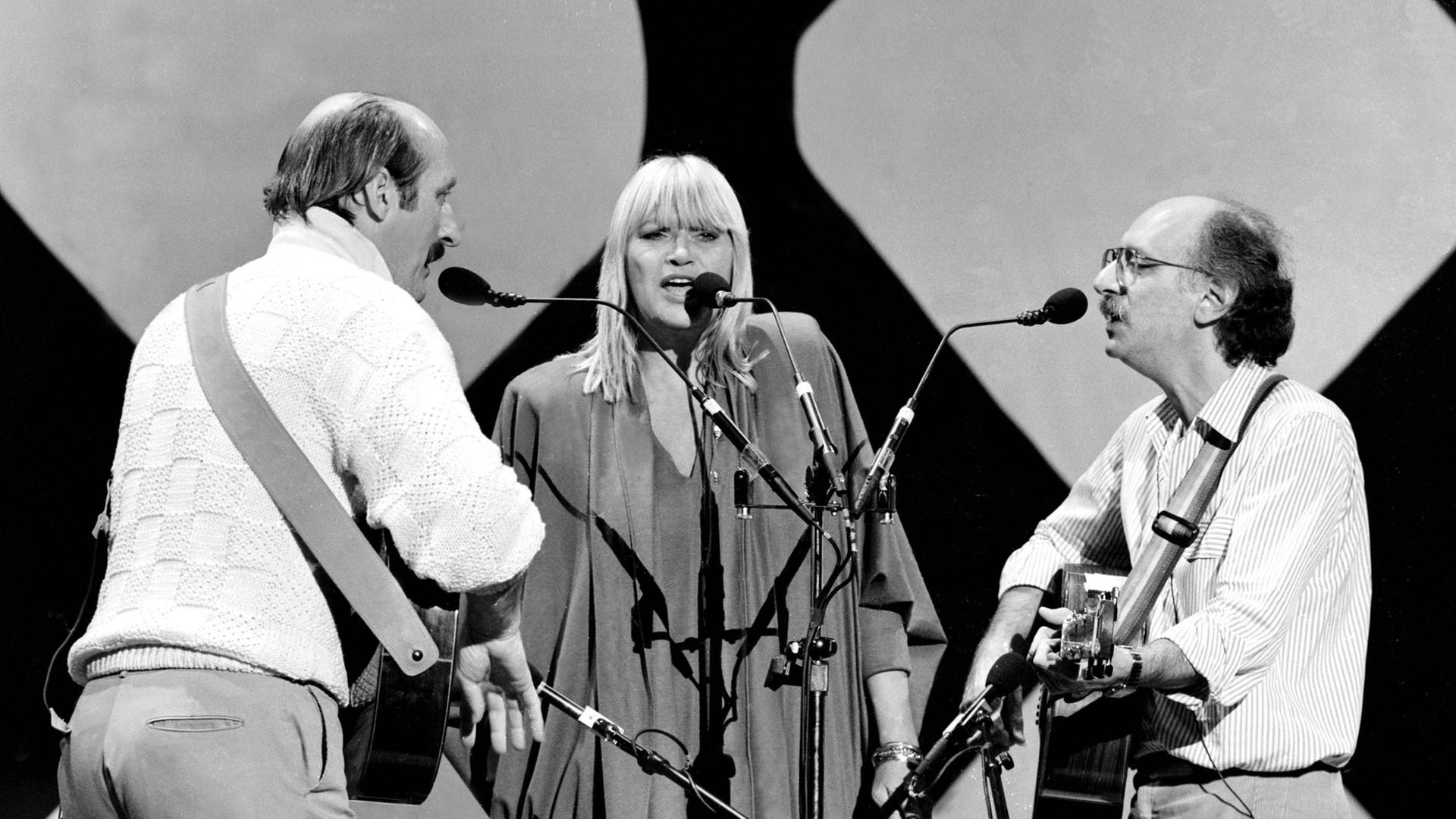 **FILE PHOTO** Peter Yarrow Has Passed Away. Peter, Paul & Mary Mary Travers, Paul Stookey and Peter Yarrow performing on the TV show Solid Gold, late 1970s Copyright: xRonxWolfsonxx/xMediaPunchx