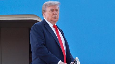 US-Präsident Donald Trump geht an Bord der Air Force One.