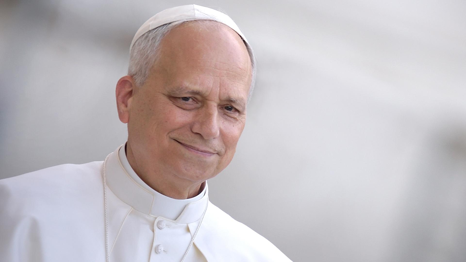 Das Foto zeigt Papst Leo in weißer Kleidung.