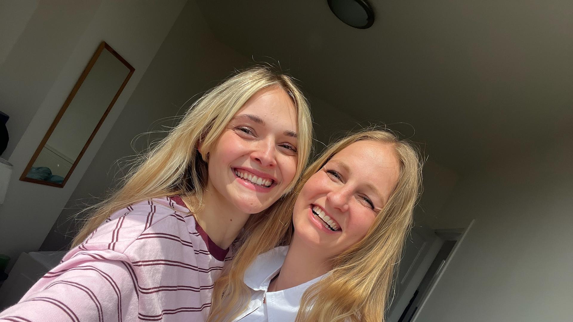 Die Freundinnen Jana (l) und Malou lachen in die Kamera. 