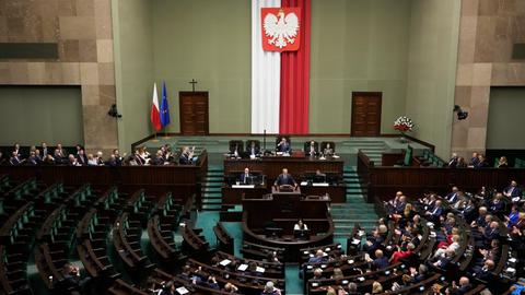 Donald Tusk spricht im Parlament in Warschau.
