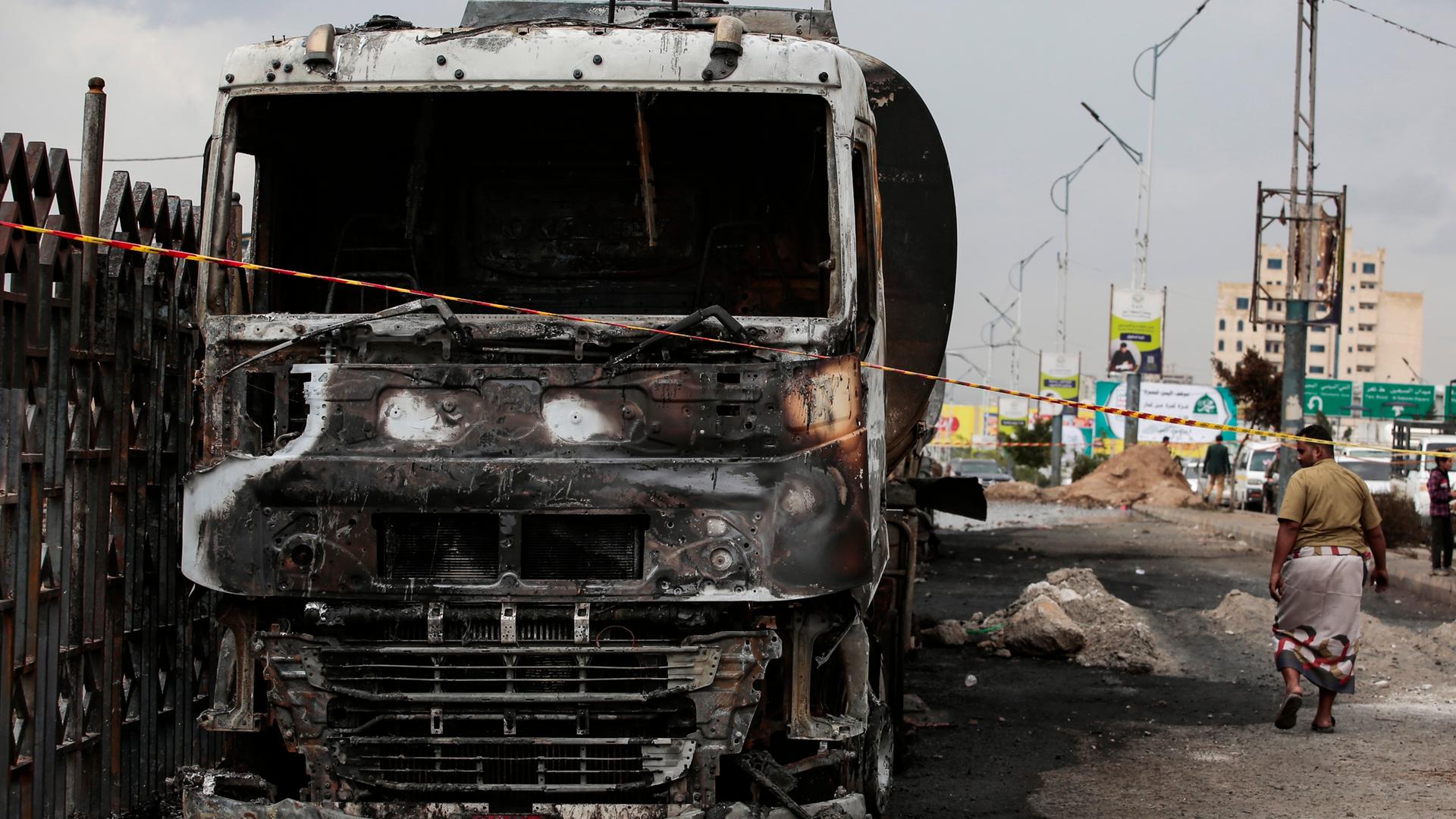 Sanaa: Menschen inspizieren beschädigte Tankwagen an einer Tankstelle, nachdem diese von israelischen Luftangriffen getroffen worden war. Sanaa: Menschen inspizieren beschädigte Tankwagen an einer Tankstelle, nachdem diese von israelischen Luftangriffen getroffen worden war.