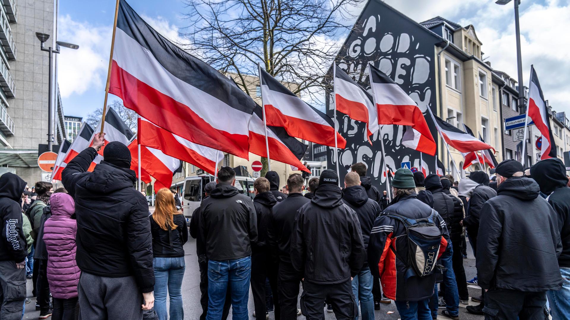 Die Neonazi-Gruppe "Jung und Stark" (JS) demonstriert am 15.03.2025 in der Essener Innenstadt.