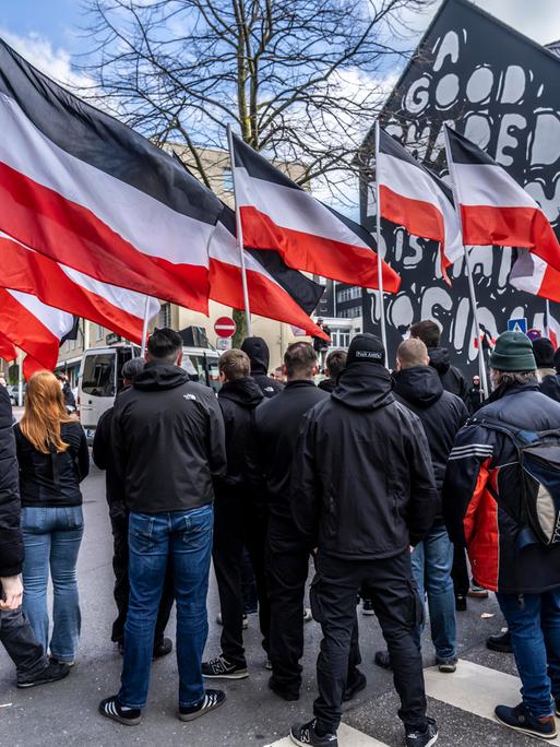Die Neonazi-Gruppe "Jung und Stark" (JS) demonstriert am 15.03.2025 in der Essener Innenstadt.