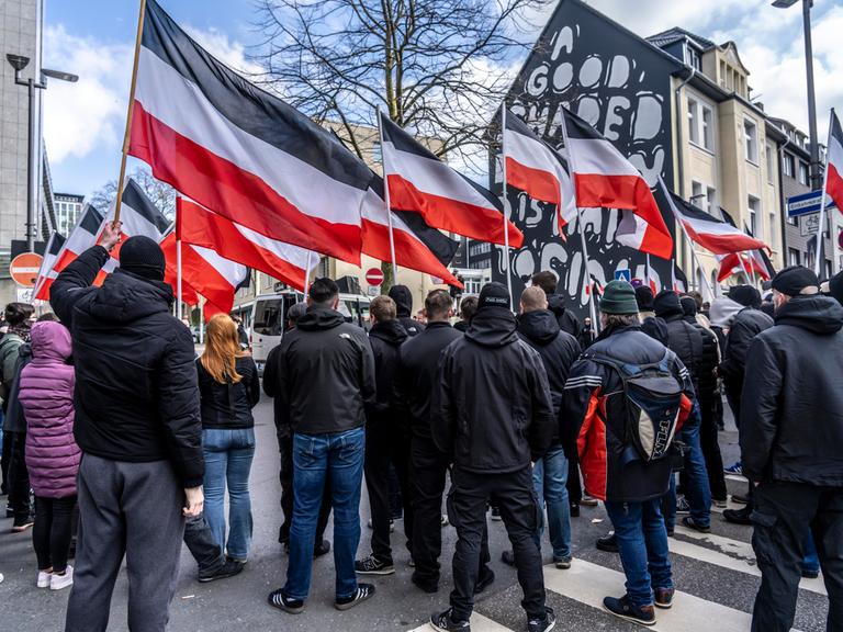 Die Neonazi-Gruppe "Jung und Stark" (JS) demonstriert am 15.03.2025 in der Essener Innenstadt.