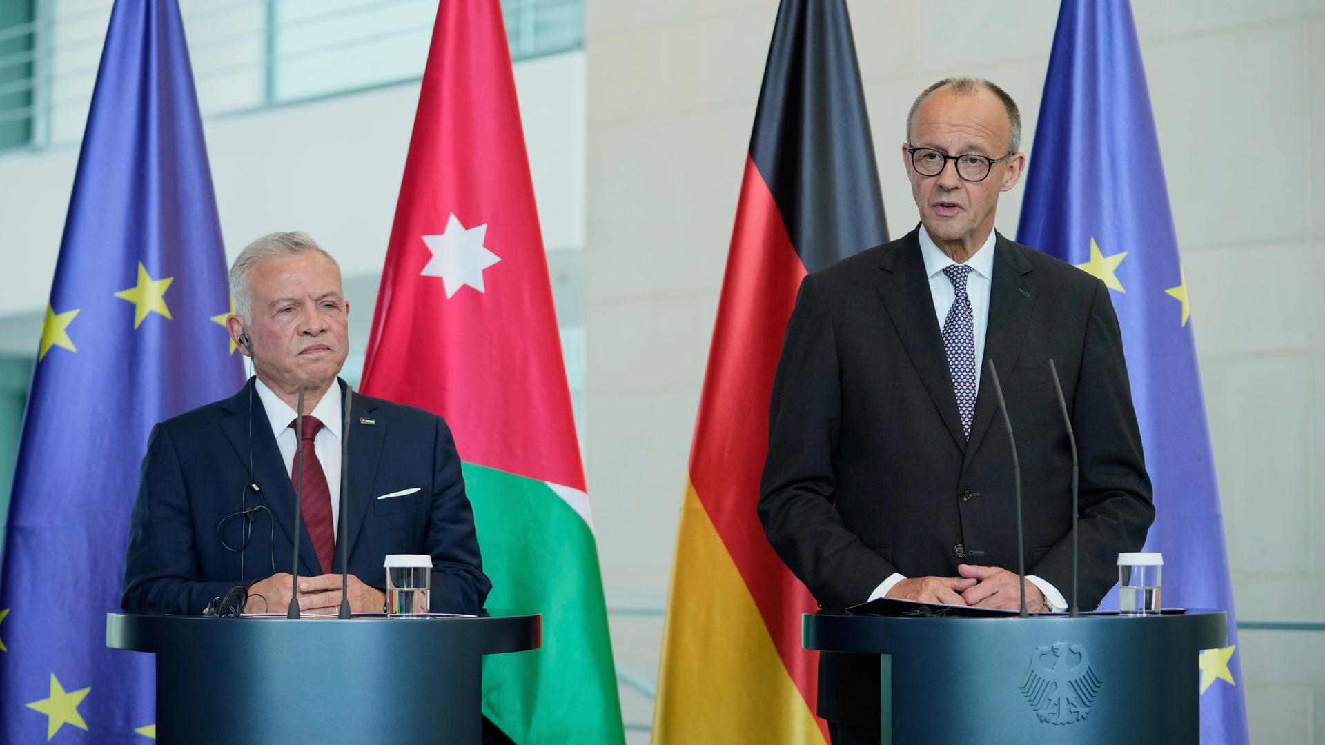 Der jordanische König Abdullah II.und Bundeskanzler Friedrich Merz stehen an Rednerpulten in Berlin. Der jordanische König Abdullah II.und Bundeskanzler Friedrich Merz stehen an Rednerpulten in Berlin.