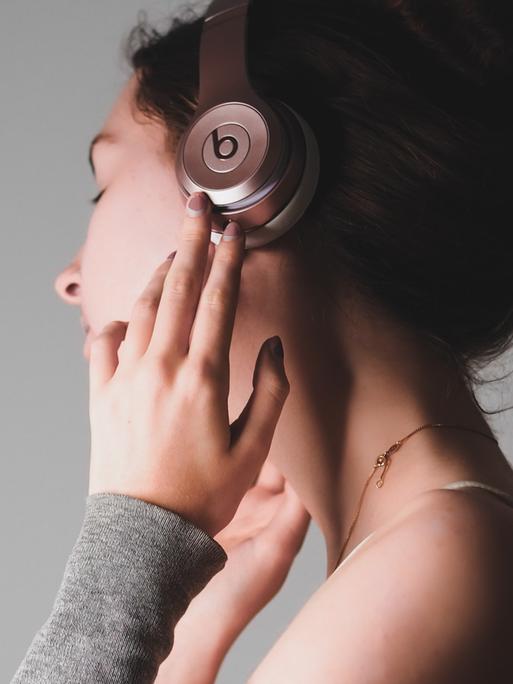 Frau mit Kopfhörern