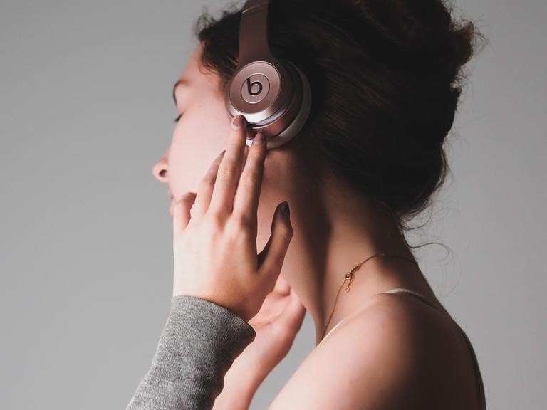 Frau mit Kopfhörern