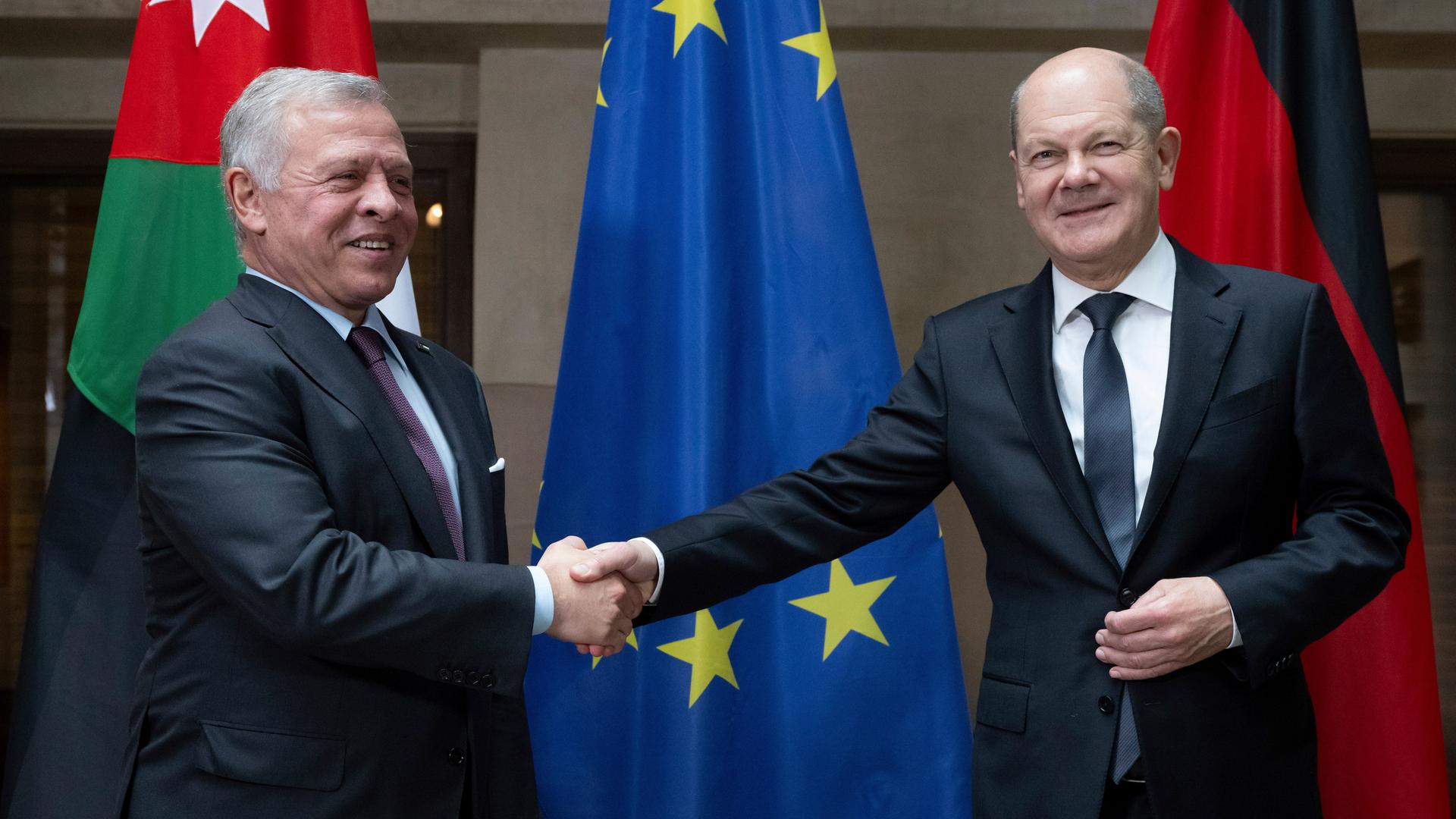 Bundeskanzler Scholz und der jordanische König Abdullah der Zweite schütteln bei der Münchner Sicherheitskonferenz die Hände.