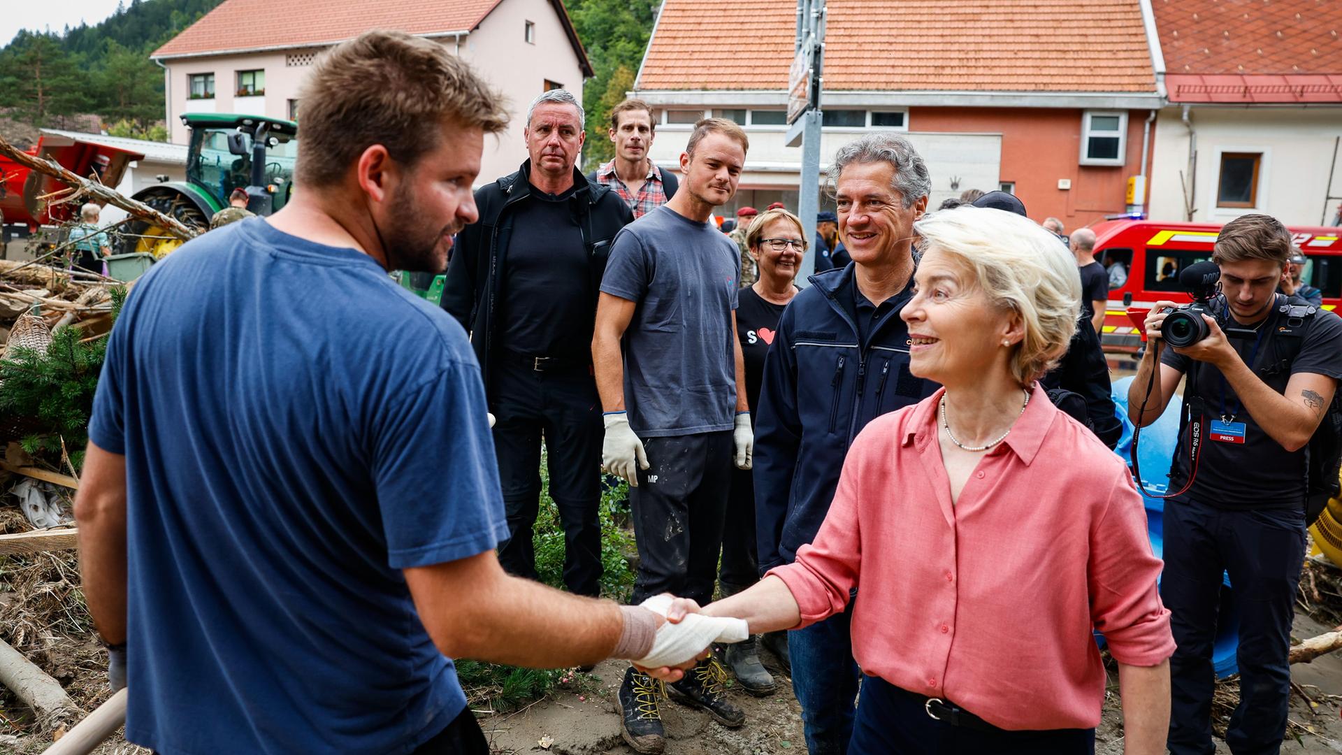 Slowenien: Ursula von der Leyen, Präsidentin der Europäischen Kommission, besucht ein Katastrophengebiet in Slowenien und schüttelt einem Mann die Hand.