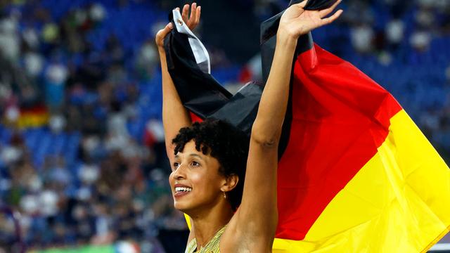 Die Weit-Springerin Malaika Mihambo jubelt nach ihrem Sieg bei der Europa-Meisterschaft in Italien mit einer deutschen Fahne. 