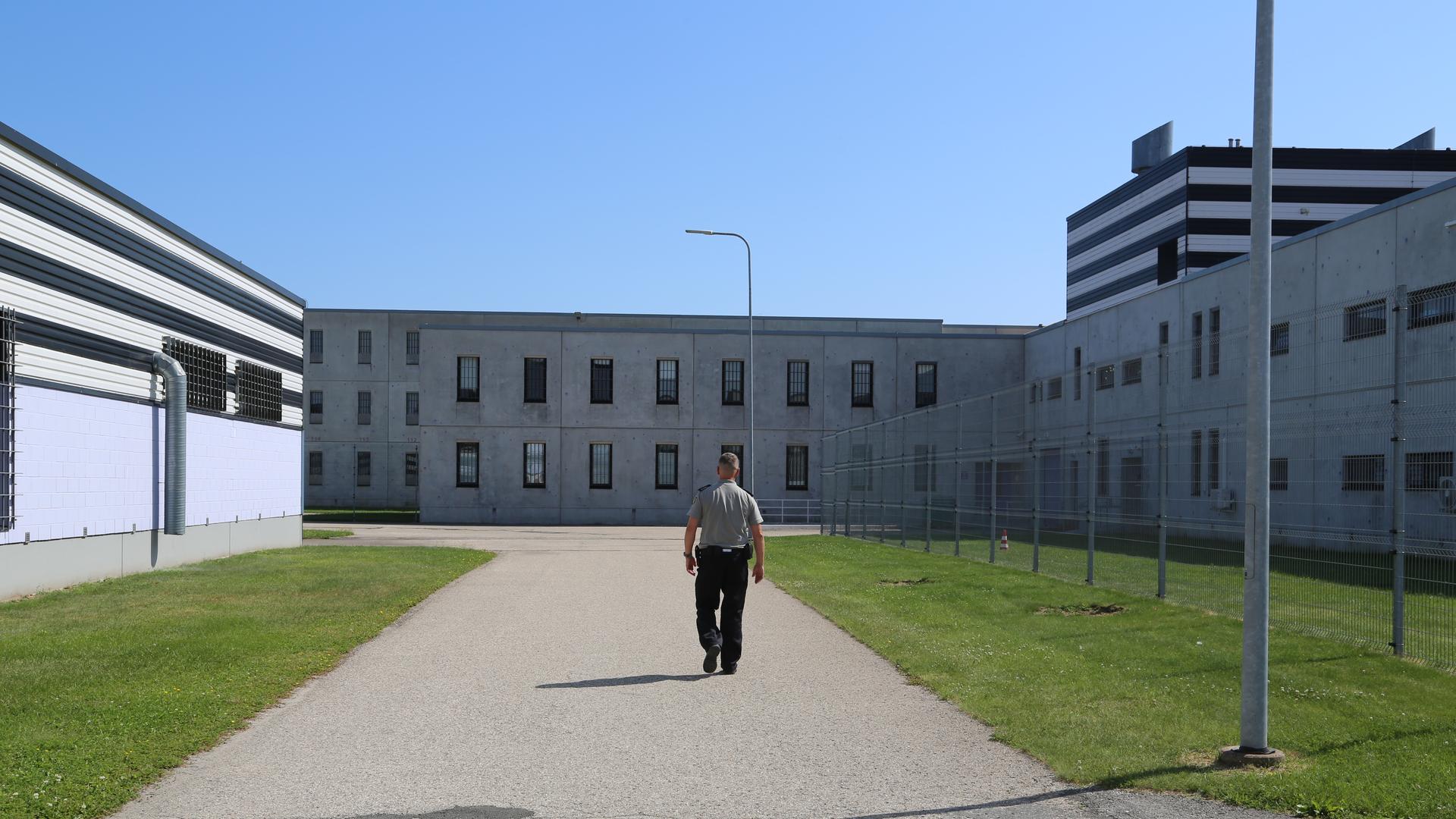 Estland: Ein Gefängniswärter läuft durch einen Innenhof des Gefängnisses von Tartu Estland: Ein Gefängniswärter läuft durch einen Innenhof des Gefängnisses von Tartu