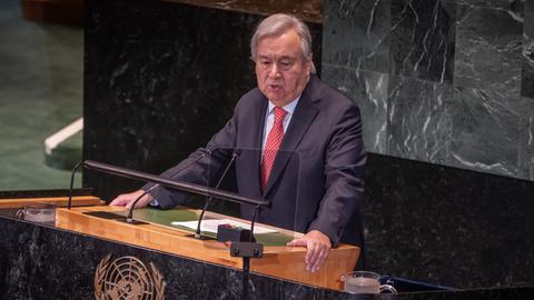 Antonio Guterres, UNO-Generalsekretär, steht an einem Rednerpult und spricht