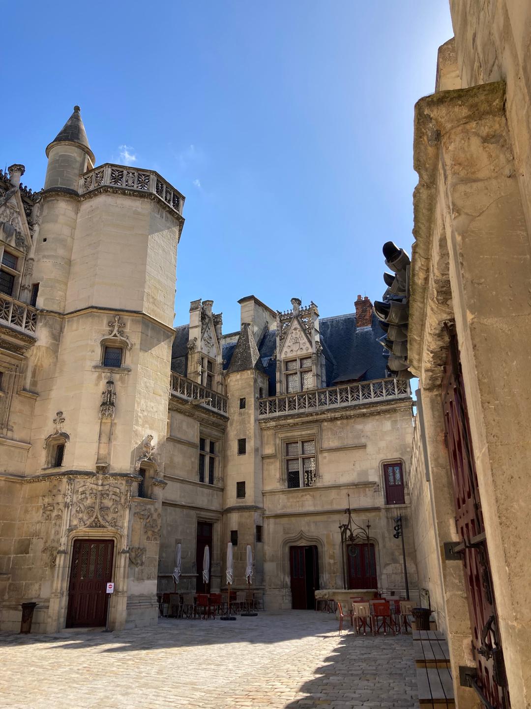 Der Innenhof des Musée de Cluny mit einem Café.