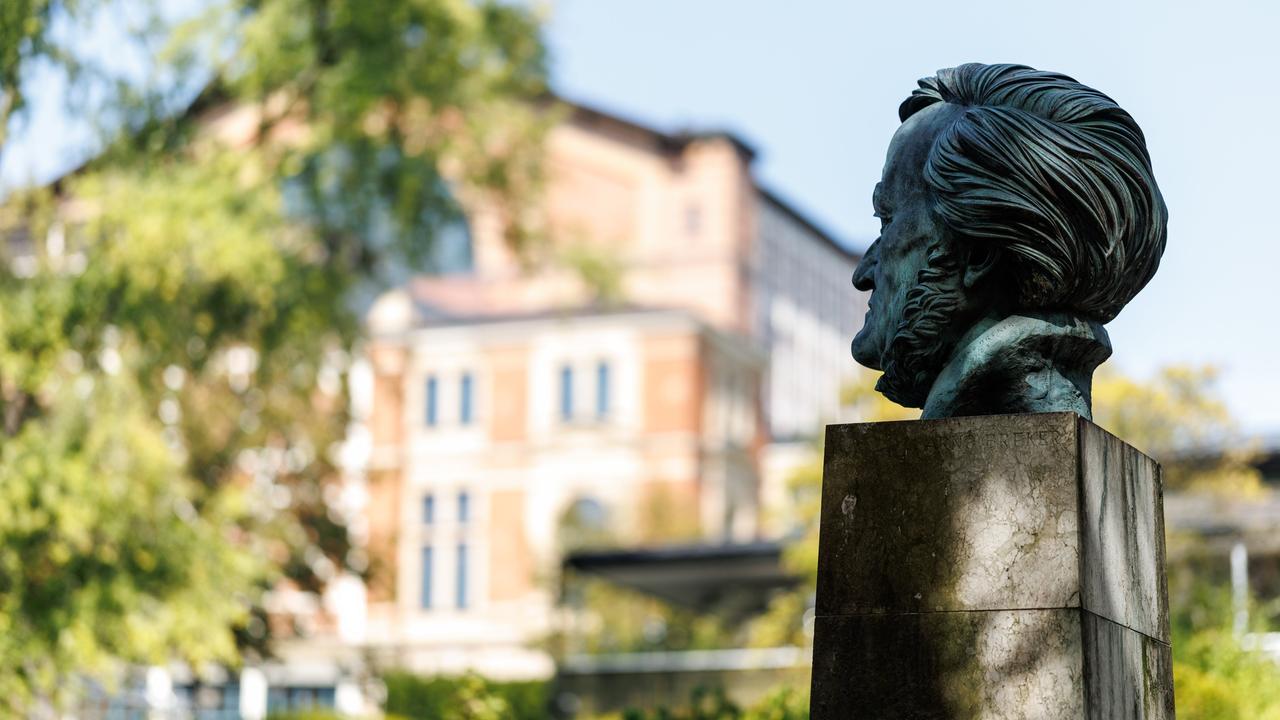 Ein Denkmal für den Komponisten Richard Wagner Festspielhaus in Bayreuth (Bayern). Die Porträtbüste aus Bronze ist im Halbprofil mit Blick auf das Festspielhaus.