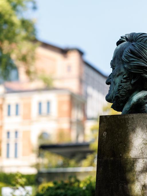 Ein Denkmal für den Komponisten Richard Wagner Festspielhaus in Bayreuth (Bayern). Die Porträtbüste aus Bronze ist im Halbprofil mit Blick auf das Festspielhaus.