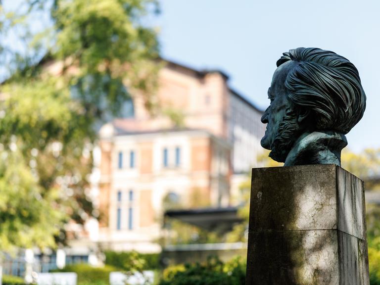 Ein Denkmal für den Komponisten Richard Wagner Festspielhaus in Bayreuth (Bayern). Die Porträtbüste aus Bronze ist im Halbprofil mit Blick auf das Festspielhaus.